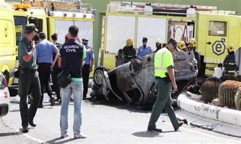 se la follan todos|Pone el culo en la ventanilla del coche y se la follan todos